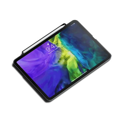 Czarna magnetyczna etui z wegańskiej skóry na iPad Pro z rysikiem na czarnym tle