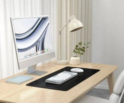 Elegancka mata biurkowa z wegańskiej skóry, klawiatura mechaniczna i mysz na minimalistycznym biurku