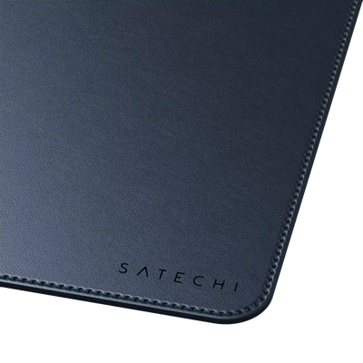 Czarna mata biurkowa z wegańskiej skóry, zaokrąglony róg, widoczne przeszycia i logo Satechi.