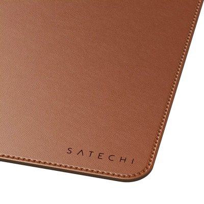 Brązowa mata na biurko z wegańskiej skóry, eleganckie przeszycia, minimalistyczny design