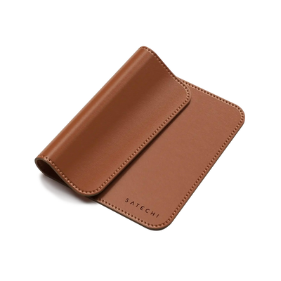 Elegancka podkładka pod mysz z ekoskóry w kolorze brązowym, wykończona przeszyciem.