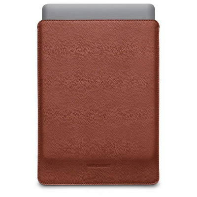 Skórzane etui na laptopa 13 cali w kolorze koniakowym, laptop w środku