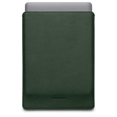 Ciemnozielone etui skórzane na MacBooka 13 cali, idealne do ochrony laptopa w biurze.